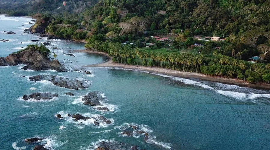 Die Felsspitze und die ruhige Bucht der Playa Dominicalito
