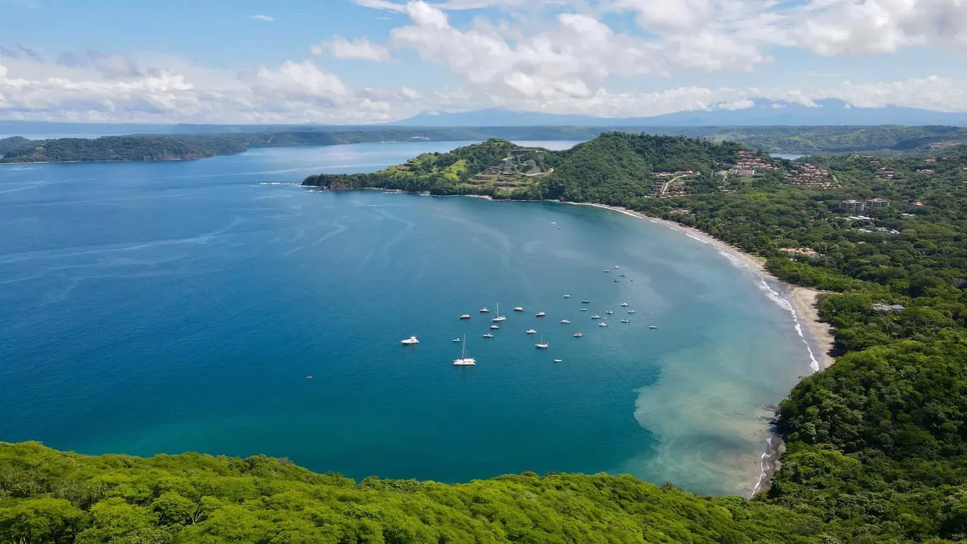 The sweeping bay at Playa Hermosa beneath the Fila Coste&ntilde;a