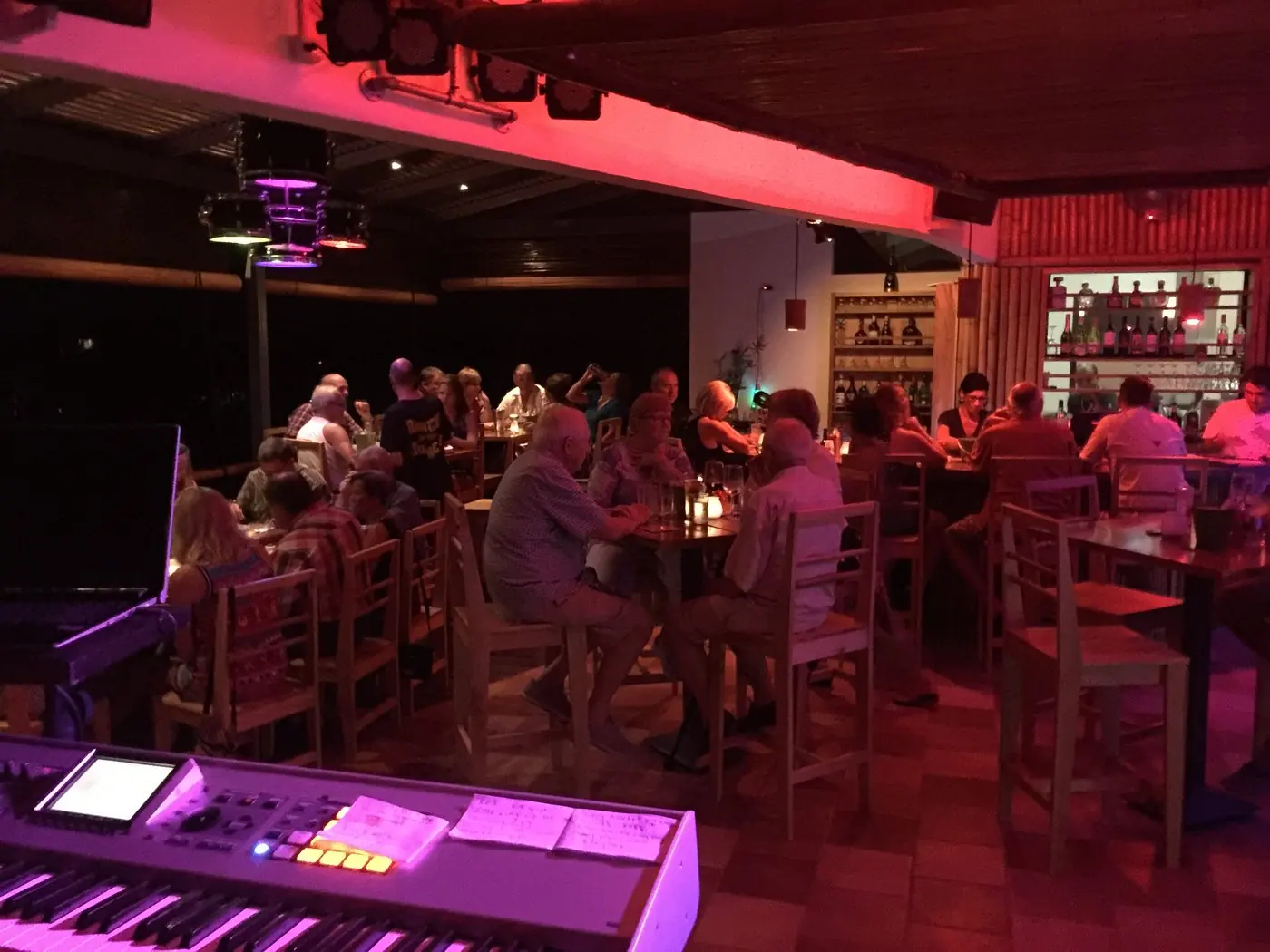 Volles Haus und Livemusik im Bamboo Room, Ojochal